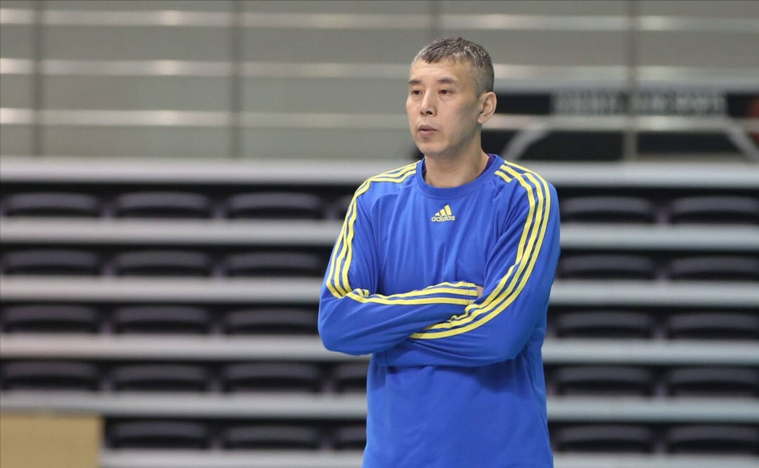 爱游戏在线-阿尔滨客场失利，主教练面临考验