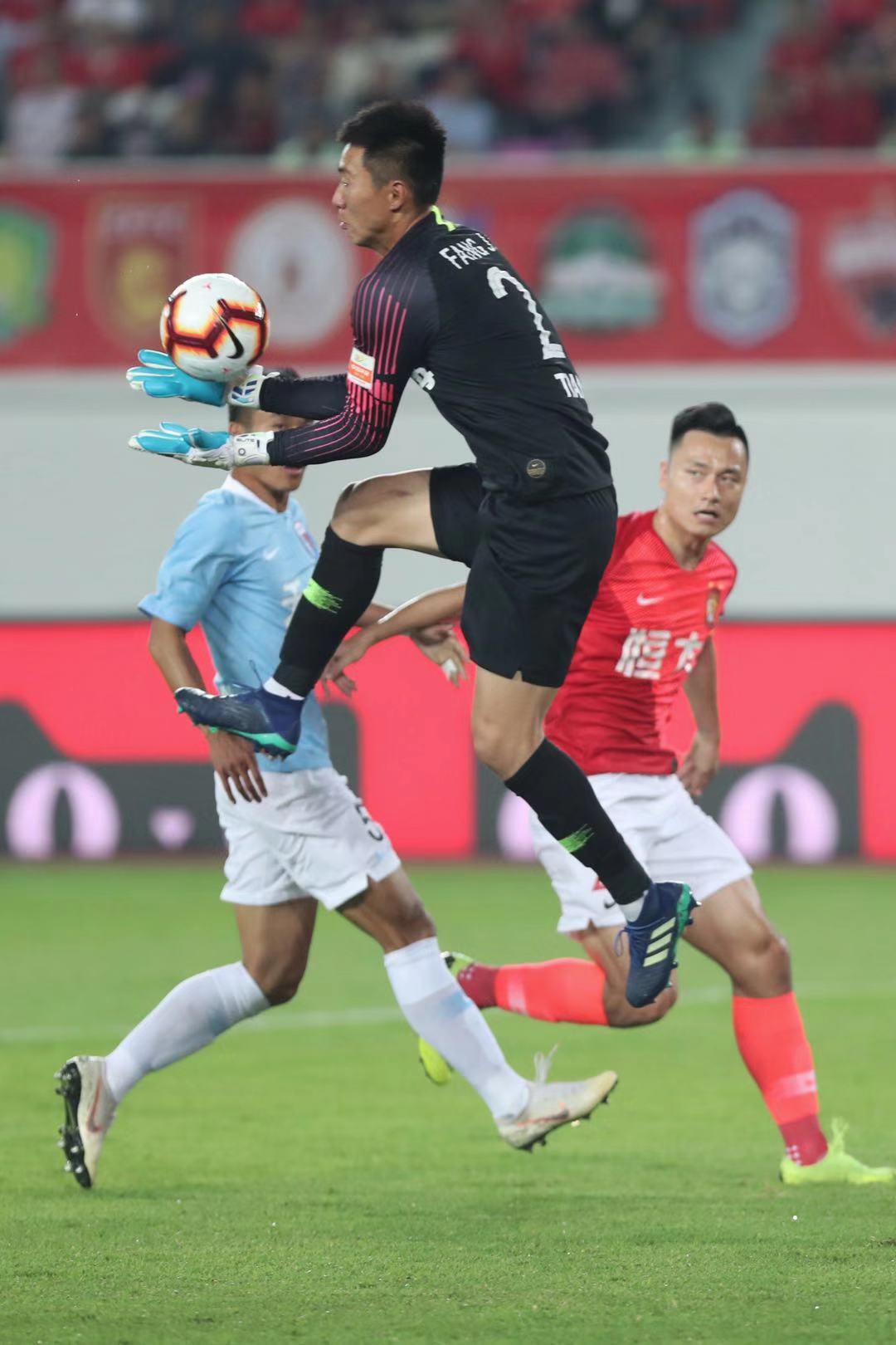 重庆力克恒大,主场取得关键胜利的简单介绍 重庆力克恒大,主场取得关键胜利的简单介绍