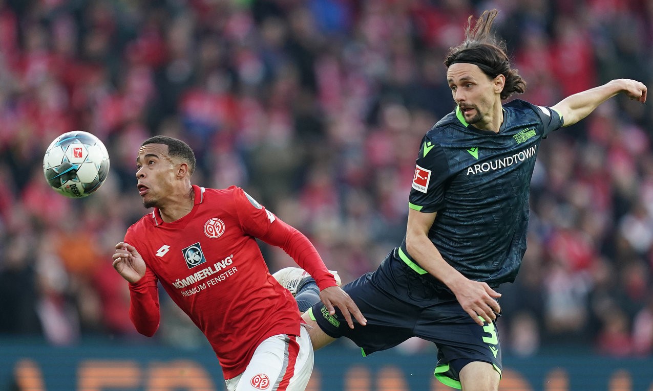 关于美因茨主场险胜，稳居中游位置的信息