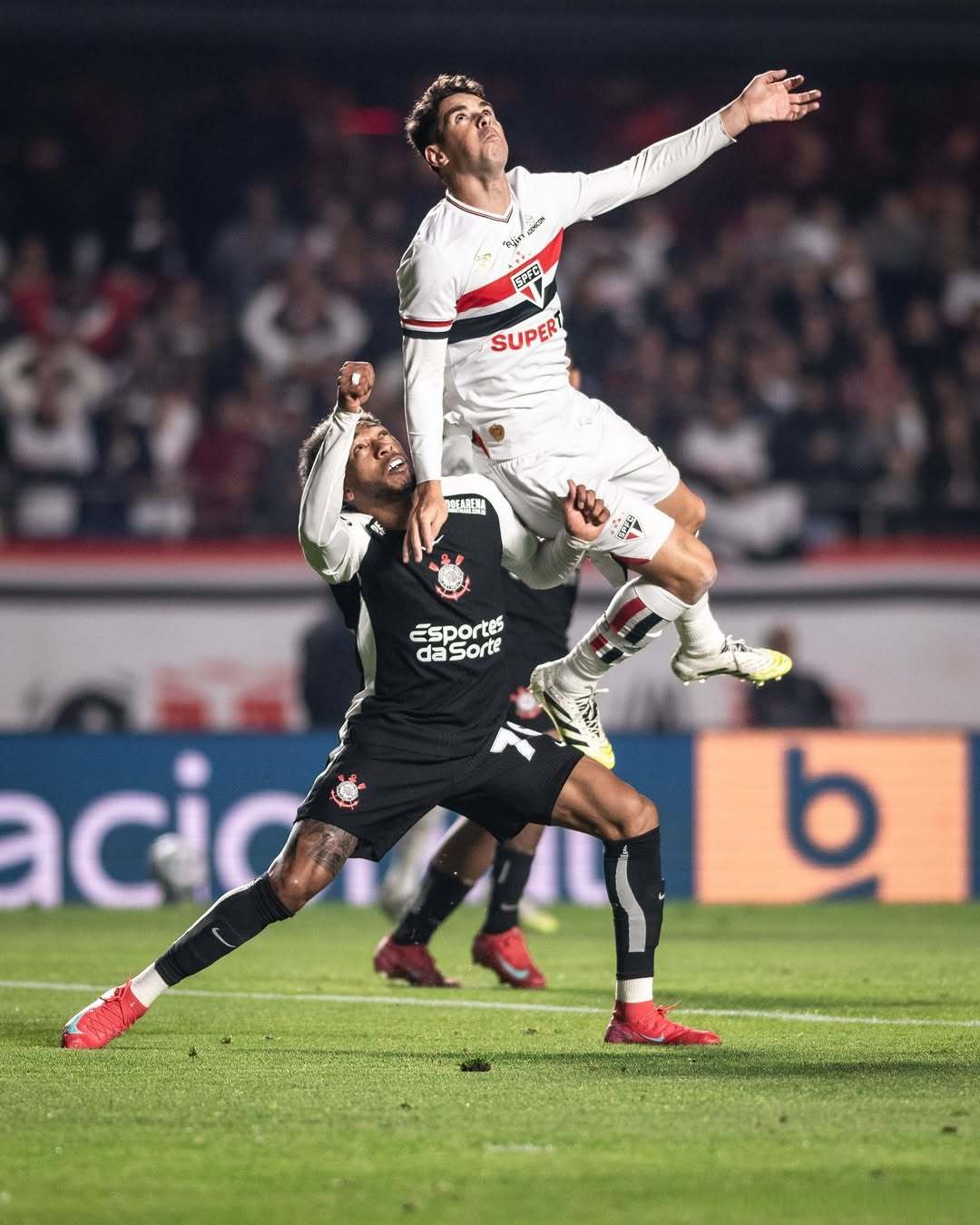 AYX体育赛事-国际米兰大胜巴勒莫，全取三分