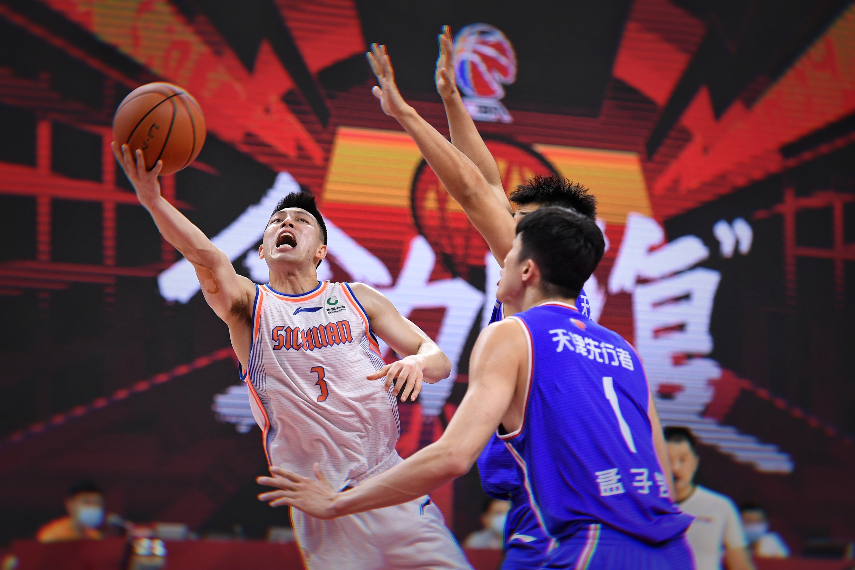 火箭碾压辽宁队，字母哥点燃赛场