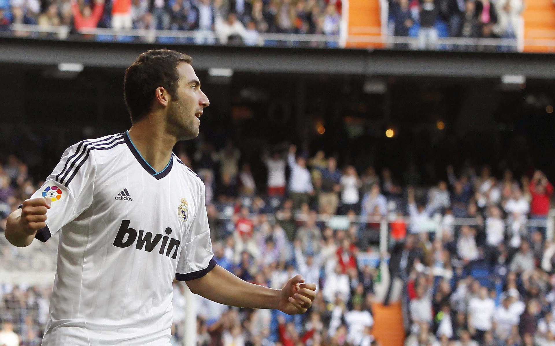 爱游戏娱乐-绿茵与硬木的双重奏，当欧冠决赛的悬念，遇上CBA魔术时刻